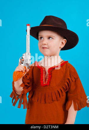 Petit garçon portant un chapeau de cowboy un sur fond bleu Banque D'Images