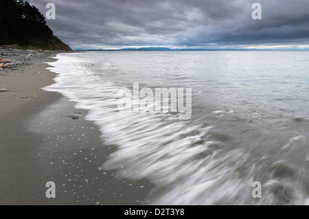 Les vagues sur la plage au parc d'état de Fort Ebey, Whidbey Island, Washington, USA Banque D'Images