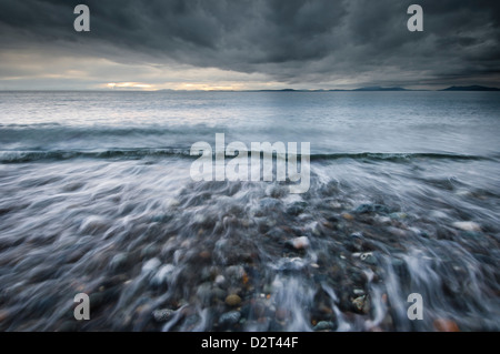 Au coucher du soleil orageux Joseph Whidbey State Park, Whidbey Island, Washington, USA Banque D'Images