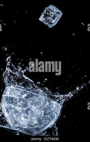 Cube de glace tomber à l'eau dans le verre, energy drink Banque D'Images