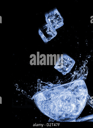 Cube de glace tomber à l'eau dans le verre, energy drink Banque D'Images