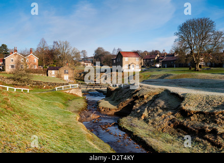 Hutton Beck qui traverse le village de Hutton le Hole in Ryedale, Yorkshire du Nord Banque D'Images