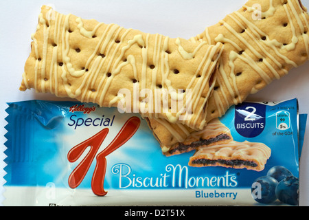 Sachet de 2 Special K de Kellogg's blueberry Moments Biscuit ouvert avec contenu retiré situé sur fond blanc - à la recherche vers le bas d'en haut Banque D'Images