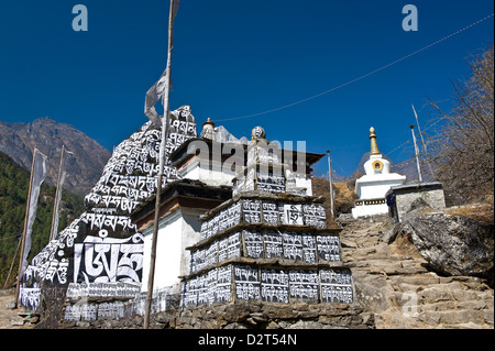 Les murs de Mani, Région Solu Khumbu, Népal, Asie Banque D'Images