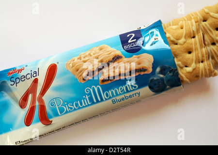 Sachet de 2 Special K de Kellogg's blueberry Moments Biscuit ouvert pour afficher contenu situé sur fond blanc - à la recherche vers le bas d'en haut Banque D'Images