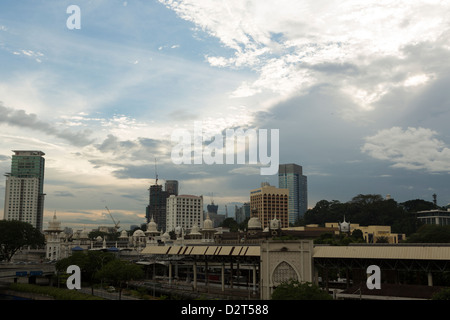 Kuala Lumpur skyline avec l'ancienne gare, la Malaisie Banque D'Images