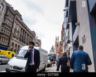 Affaires indiens avec turban est en train de parler à son téléphone mobile sur une rue de Londres Banque D'Images