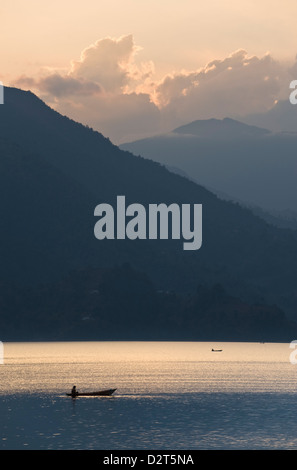 Le Lac Phewa Tal, Pokhara, collines de l'Ouest, le Népal, l'Himalaya, d'Asie Banque D'Images