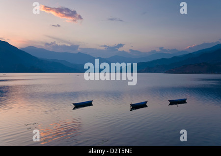 Le Lac Phewa Tal, Pokhara, collines de l'Ouest, le Népal, l'Himalaya, d'Asie Banque D'Images