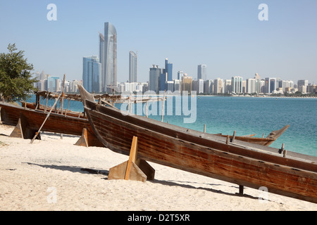 Bateaux traditionnel arabe sur la plage d'Abu Dhabi, Émirats Arabes Unis Banque D'Images