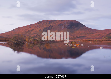 Lochan na h-Achlaise reflétant les montagnes environnantes sur Rannoch Moor, un site d'intérêt scientifique, Ecosse, Royaume-Uni Banque D'Images