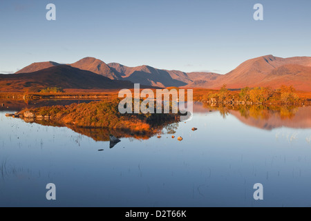 Lochan na h-Achlaise reflétant les montagnes environnantes sur Rannoch Moor, un site d'intérêt scientifique, Ecosse, Royaume-Uni Banque D'Images