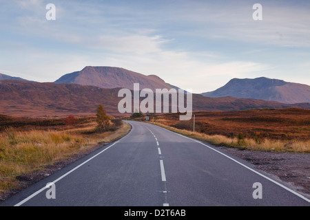 La route principale de Rannoch Moor, un site d'intérêt scientifique, Highlands, Ecosse, Royaume-Uni, Europe Banque D'Images