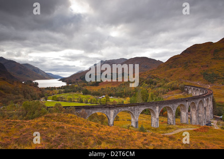 Le magnifique viaduc de Glenfinnan dans les Highlands écossais, l'Argyll and Bute, Ecosse, Royaume-Uni, Europe Banque D'Images