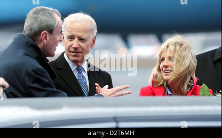 L'ambassadeur des Etats-Unis en Allemagne Philip D. Murphy (L) reçoit le vice-président américain Joe Biden (C) et son épouse Jill à l'aéroport de Tegel à Berlin, Allemagne, 01 février 2013. Au cours de sa visite, Biden rencontrera le Chancelier allemand. Photo : WOLFGANG KUMM Banque D'Images