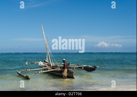 Bateau de pêche, la plage de Diani, Kenya Banque D'Images