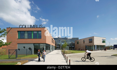 Colomb l'école et le Collège, Chelmsford, Royaume-Uni. Architecte : Haverstock Associates LLP, 2012. Vue sur la rue main entranc Banque D'Images