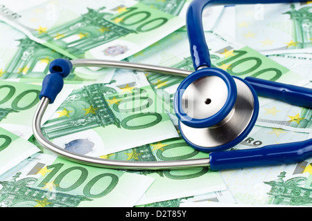 De nombreux billets en euro avec un stéthoscope. Les coûts de la santé. Banque D'Images