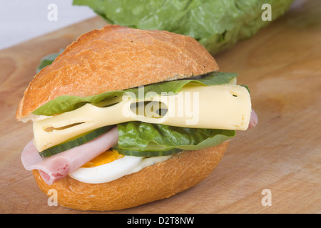 Des sandwichs au jambon et au fromage sur une planche en bois Banque D'Images