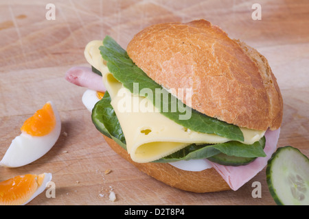 Des sandwichs au jambon et au fromage sur une planche en bois Banque D'Images