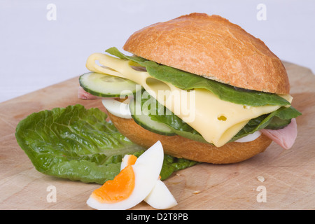 Des sandwichs au jambon et au fromage sur une planche en bois Banque D'Images