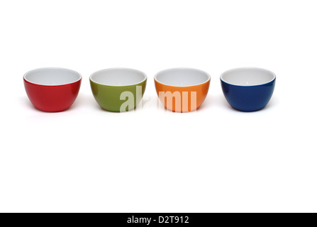 Rangée de quatre bols porcelaine isolé sur fond blanc Banque D'Images