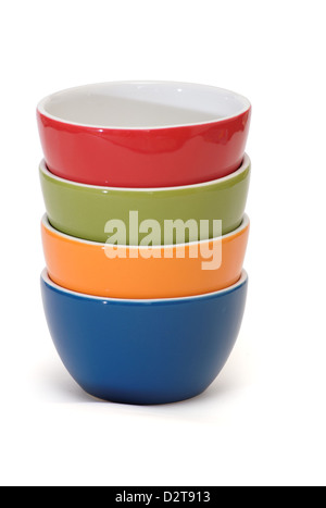 Pile de 4 bols en porcelaine isolé sur fond blanc Banque D'Images
