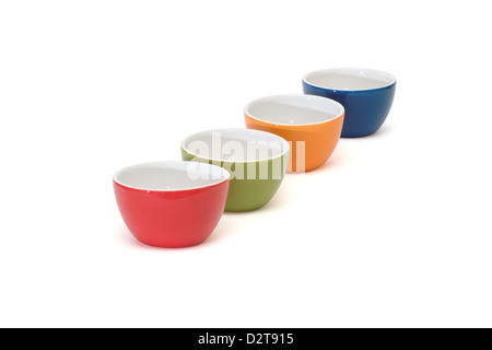 Ligne diagonale de 4 bols en porcelaine isolé sur fond blanc Banque D'Images