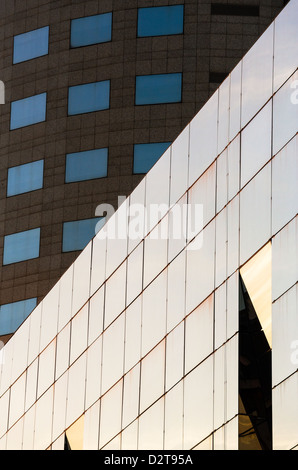 Centre d'affaires moderne de l'architecture du bâtiment de béton et verre. Banque D'Images