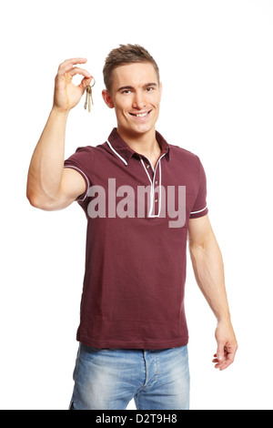 Jeune homme tenant les clés de la maison sur fond blanc smiling Banque D'Images