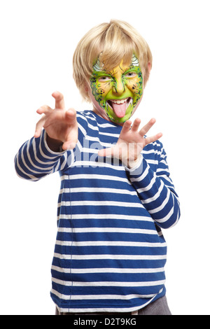 Jeune garçon avec la peinture du visage souriant de Monster sur fond blanc Banque D'Images