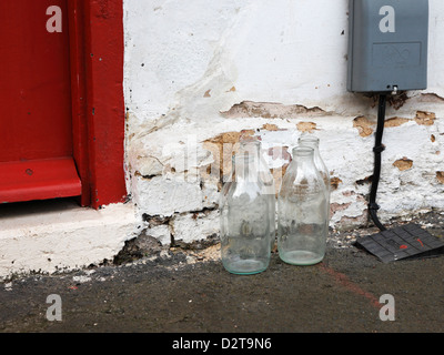 La bouteille de lait vide en porte-à-porte dans l'attente de collection Milton Cambridgeshire Banque D'Images