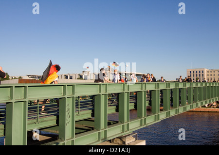 Pont sur la Spree avec les fans de football Banque D'Images