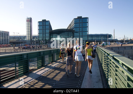 Pont sur la Spree avec les fans de football Banque D'Images