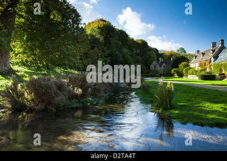 Eaux cristallines de la rivière Eye au début de l'automne, à côté de la traversée de ford dans le petit village de Cotswold, Upper Slaughter, Gloucestershire, Angleterre Banque D'Images