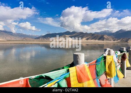 Paysage de la rivière Yarlung Zangbo qui vient en amont de la vallée du Yarlung Zangbo au Tibet et Grand Canyon, Banque D'Images