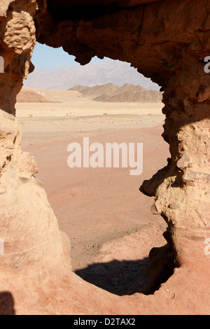 Fenêtre dans le rocher de grès orange dans désert du Néguev, Israël Banque D'Images