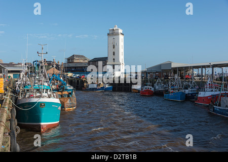 Les bateaux de pêche et de "Faible lumière' light house au quai de poisson en North Shields. Banque D'Images