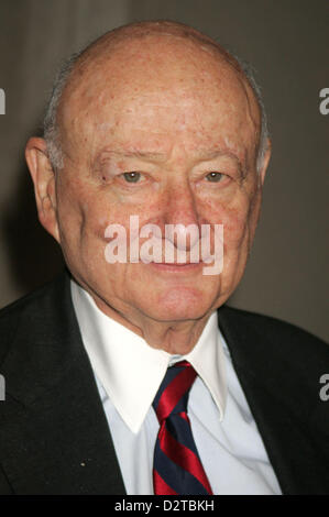 Fichier - Ed Koch qui était maire de New York de 1978 à 1989, et un ancien combattant de la Seconde Guerre mondiale, est mort 88 ans, selon un porte-parole cité par des médias américains. PHOTO : Oct 04, 2006 ; New York, NY, USA ; l'ancien maire de New York ED KOCH à la Fox News Channel 10e anniversaire a tenu à la News Corporation. Crédit obligatoire : Photo par Nancy/Kaszerman ZUMA Press. (©) Copyright 2006 by Kaszerman Banque D'Images