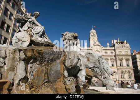 Fontaine BARTHOLDI TERRAUX ET HÔTEL DE VILLE PLACE DES TERRAUX LYON RHONE ALPES FRANCE Banque D'Images