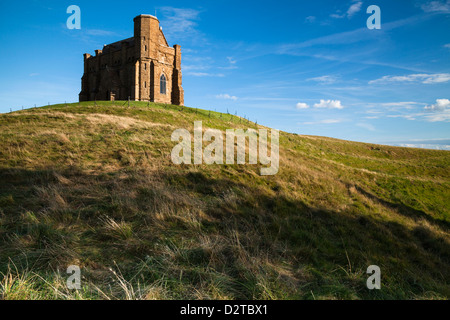 La Chapelle St Catherine Norman sur haut de Chapel Hill à Abbotsbury attraper le chaud soleil, début de soirée, à l'ouest Dorset, Angleterre Banque D'Images