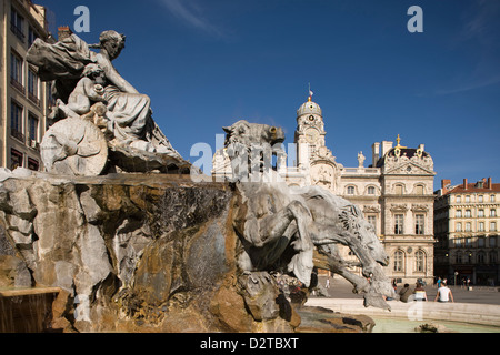 Fontaine BARTHOLDI TERRAUX ET HÔTEL DE VILLE PLACE DES TERRAUX LYON RHONE ALPES FRANCE Banque D'Images