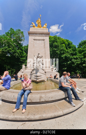 Manhattan, New York, USA. Les gens reste à l'USS Maine National Monument à la Merchant's Gate entrée de Central Park. Banque D'Images