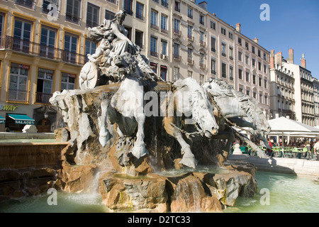 Fontaine BARTHOLDI TERRAUX ET HÔTEL DE VILLE PLACE DES TERRAUX LYON RHONE ALPES FRANCE Banque D'Images