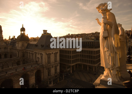 Des STATUES DE MUSES PÉRISTYLE CAFÉ MEZZANINE NOUVEL OPERA HOUSE (©CHENAVARD ET POLLET 1831) LYON RHONE ALPES FRANCE Banque D'Images