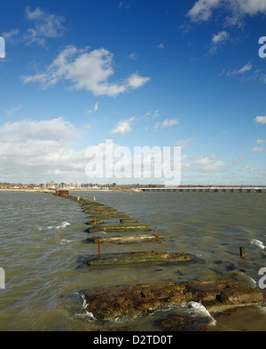 Vestiges de l'Hayling Billy rail bridge crossing Langstone Harbour, à Hayling Island. Havant, West Sussex, Angleterre, Royaume-Uni. Banque D'Images