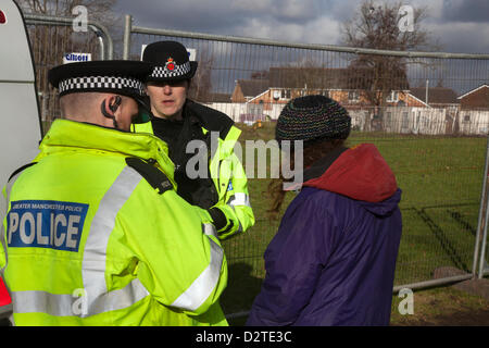 Manchester vendredi 1er février, 2013. Un manifestant arrêté femme et militante contre l'abattage de l'Alexandra Park dans le Grand Manchester. L'abattage a été interrompu par plusieurs participants qui ont organisé une manifestation pacifique. Les arbres sont coupés de l'Alexandra Park, Whalley Range, dans le cadre du conseil de la ville de 5,5 M € du projet pour le retourner à la façon dont il avait l'air à l'époque victorienne. Banque D'Images