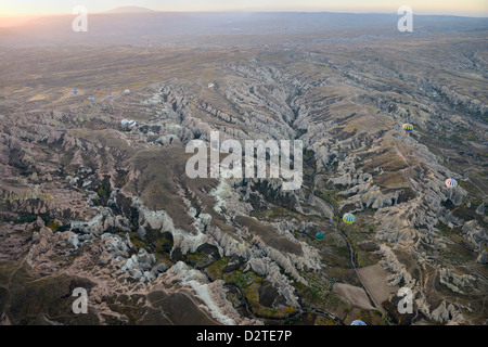 Vue aérienne de la vallée rose sur la gauche et la Vallée Rouge en direction du sud pour Ortasihar au milieu du parc national de Göreme Cappadoce Turquie Nevsehir Banque D'Images