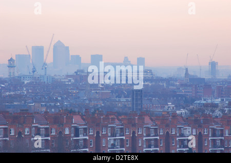 Vue téléobjectif vers Canary Wharf de Hampstead Heath à Londres, Angleterre Banque D'Images