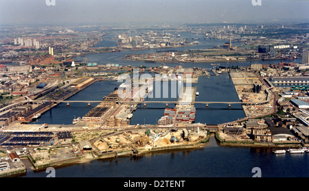 Rare vue aérienne de Docklands & West India Dock avant de Canary Wharf à l'Est de Londres - Juin 1986. Banque D'Images